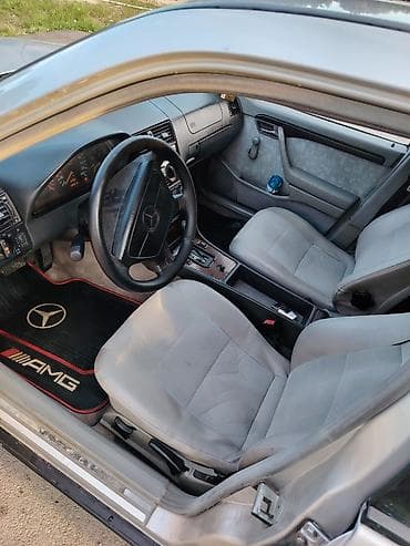 mercedes c dizel: Mercedes-Benz C‑Sinfi sedan (W202), gümüşü rəng. - Kuzov: 4 qapılı — 8