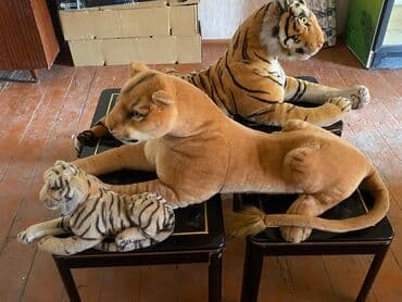 i̇lan yumşaq oyuncaqlar: Müxtəlif ölçülü və dizaynlı üç ədəd yumşaq oyuncaq. Bir ədəd böyük — 2