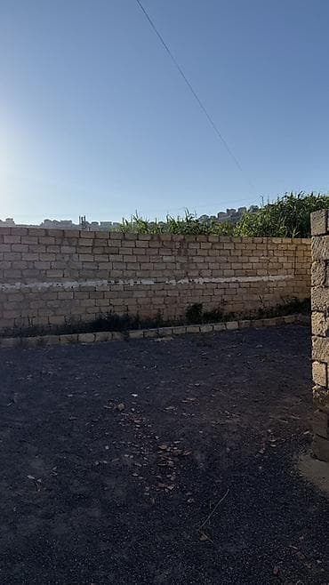 zabratda ev: Satılır: hasarlı həyəti olan fərdi yaşayış evi - Tikili: 2 mərtəbəli — 2