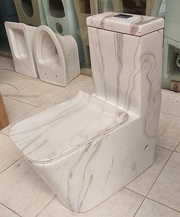 Mərməri xatırladan naxışlı, birgə gövdəli (monoblok) unitaz -