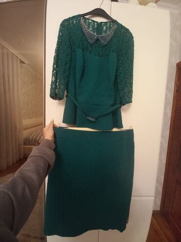 star silim: Zümrüd-yaşıl rəngdə iki hissəli qadın dəsti: - Üst geyim: Dizaynı dar — 1