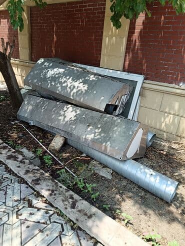 direkler: Gümüşü rəngdə metal havalandırma boruları və dirəkləri. Bu — 2