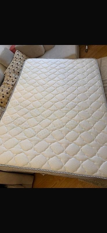 Böyüklər üçün Yeni Döşək, Ünvandan götürmə