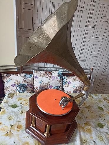 retro gramofon: Antik üslublu qrammofon - Korpus: çoxbucaqlı formaya malik massiv — 5