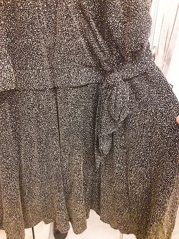 Zərif qızılı parıltılı naxışlı qara paltar - Model: V-kəsimli, dizdən — 4