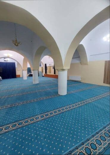 Döşəmə: Məscid üçün xalı – mavi rəngdə, namaz cərgələri üçün istiqamət xətləri — 1