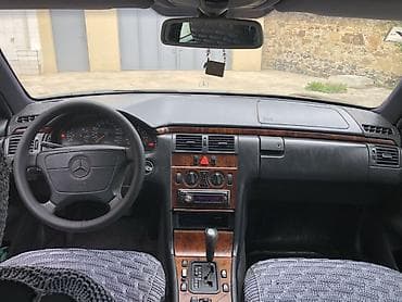 mercedes benz 208 d: Mercedes-Benz E-Class: 2 l | 1997 il Sedan — 5