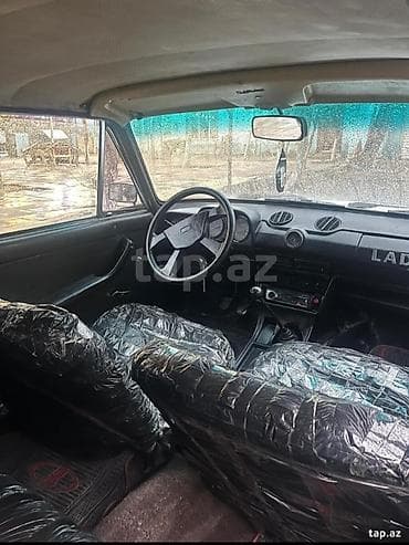 2107 satışı: VAZ 2106, ağ rəng, sedan kuzov. Xüsusiyyətlər: - Klassik 2106 — 7