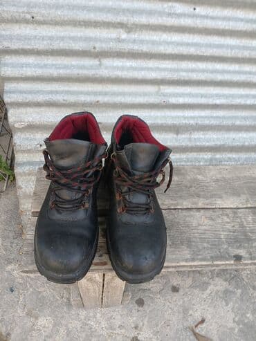 Ayaqqabılar: Qara rəngli, bağcıqlı iş çəkmələri. İç hissəsi bordo rəngdədir. Sənaye — 1