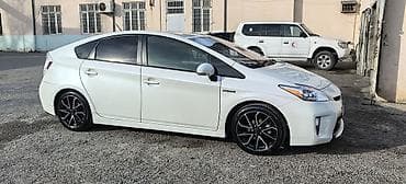 bbs diskler: Toyota Prius Hybrid – ağ rəng, liftback kuzov Xüsusiyyətlər: - Hibrid — 1