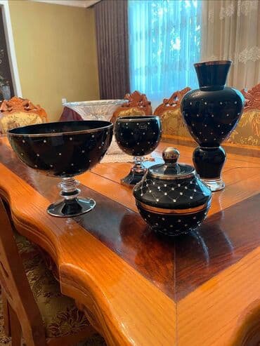 Qara şüşədən dekorativ dəst - Zərif dizaynlı, parlaq qara şüşə korpus