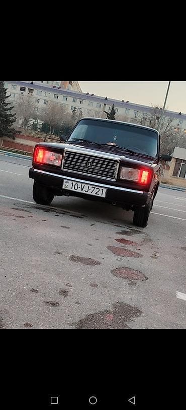 vaz 7: VAZ 2107 sedan - Kuzov: 4 qapılı sedan, tünd albalı rəng - Mühərrik — 4