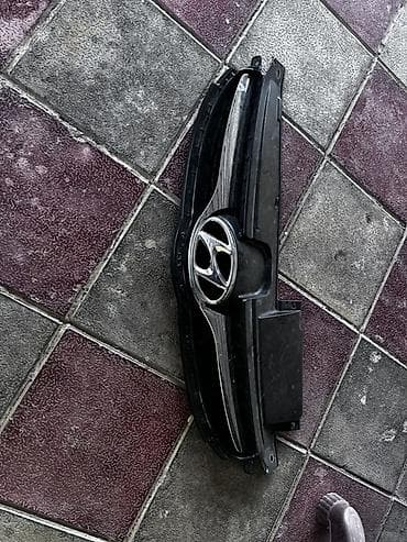 Hyundai radiator barmaqlığı (ön panjur) – orijinal detaldır. Mərkəzdə