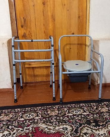 Унитазы для маломобильных людей: Tibbi köməkçi avadanlıq dəsti - Tualet oturacağı olan komod kreslo — 1