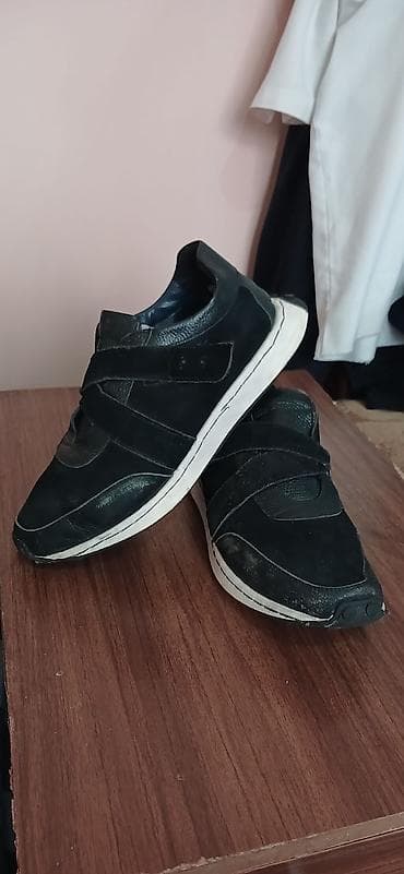 Ayaqqabı Dəri söküyü cırıgı yoxdur razmeri 42
