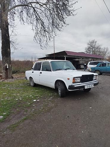 VAZ 2107, ağ rəng, sedan kuzov. Texniki xüsusiyyətlər: - Benzin