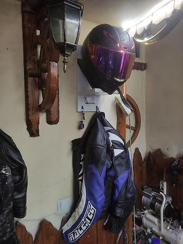 lovhə ayaqlı: Moto dəbilqə və motosiklet geyimi üçün divar asqısı - Üst hissədə — 2