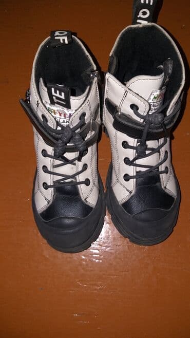 Ağ və qaradı .qız uşaqlarının ayaqqabısıdı arxasında yazılan razmer lalafo.az -da Ağ və qaradı .qız uşaqlarının ayaqqabısıdı arxasında yazılan razmer