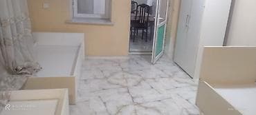 baki kiraye evler: 1 otaqlı mənzil – mətbəx və mebel dəsti ilə isti pol kollec uşaqlar — 3