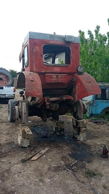 toyota corolla arxa stop: Sovet istehsalı təkərli traktor (kabinalı), qırmızı rəng. Texniki — 3