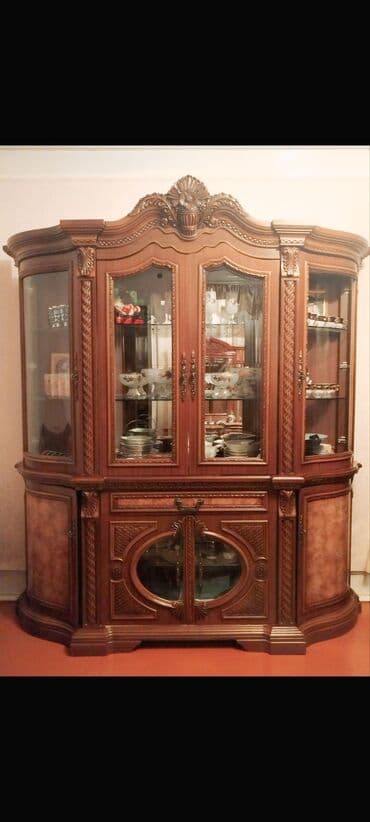 Klassik üslubda vitrin-bufet - Material: təbii ağacdan (qoz
