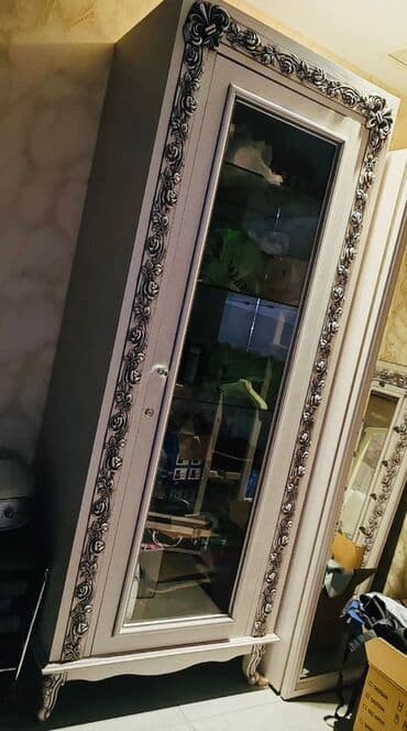 Şüşəli dolab vitrini