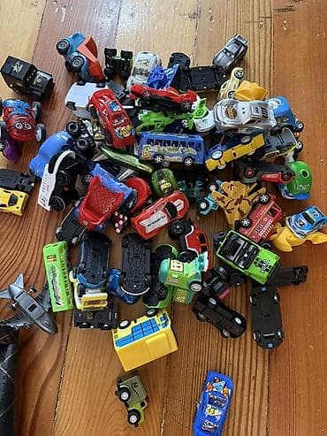 Uşaq oyuncaqları – müxtəlif kiçik maşınlar və nəqliyyat vasitələri