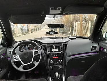 Aksesuarlar və tüninq: Ağ rəngli sedan avtomobil Xüsusiyyətlər: - Kuzov: 4 qapılı sedan, ağ — 4