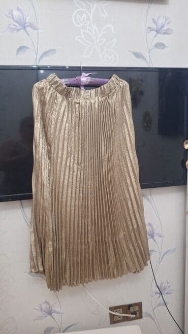 женские юбки в пайетках: Qızılı rəngdə, pliseli ətək - Model: dizüstü/mini uzunluq, geniş — 1