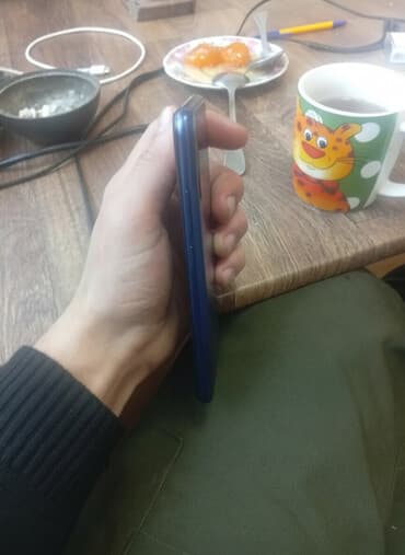 telefon ekran şəkilləri: Smartfon – mavi rəng, ön hissədə “damla” tipli çıxıntılı kamera — 1