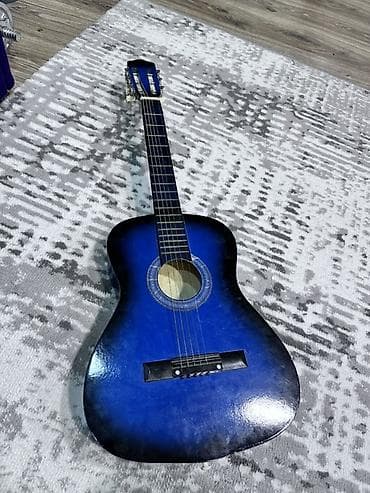 Klassik akustik gitara – mavi-siyah gradient rəngdə. - Korpus: tam