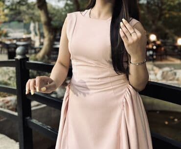 Zərif pudra rəngli qadın paltarı - Model: qolsuz, yuxarı hissəsi sadə