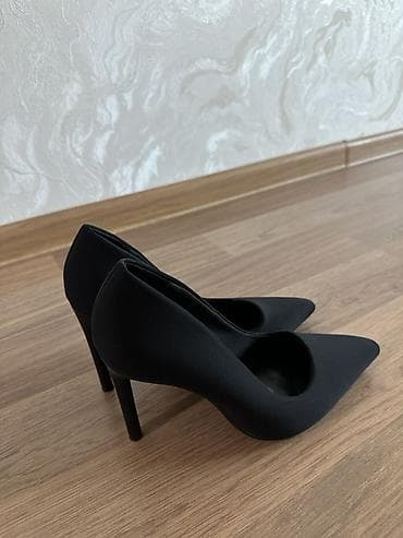 Tuflilər: Bershka qara stiletto — 36 ölçü 🖤 Bershka markalı klassik qara — 1