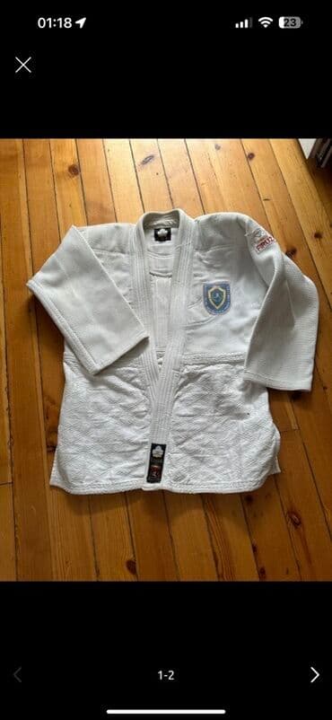 Firuz brendinə məxsus ağ rəngli cüdo forması. Üzərində müxtəlif