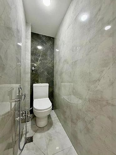 Otaqların satışı: Mənzildə müasir dizaynlı tam təmirli daxili məkanlar - Geniş dəhliz — 1