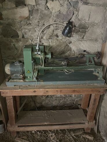 qumlama aparatı: Taxta emalı üçün nəzərdə tutulmuş dəzgah. Yaşımtıl rəngdədir və metal — 2