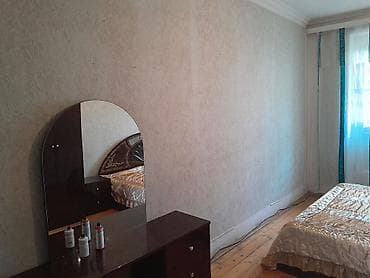 gencede ev: Gəncə şəhəri bayraq meydanının yanında 2 otaqlı orta təmirli əşyalı ev — 4