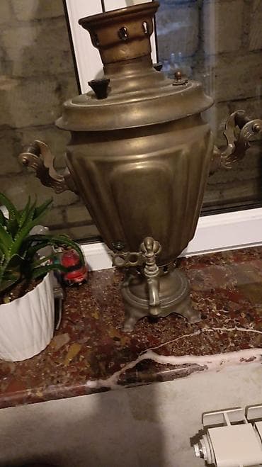 nar suyu sixan: Böyük həcmli, qəhvəyi rəngdə metal samovar. Klassik dizaynlı bu — 1