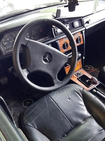 ucuz parca: Mercedes-Benz 190 (W201) sedan Xüsusiyyətlər: - Kuzov: sedan, qara — 4
