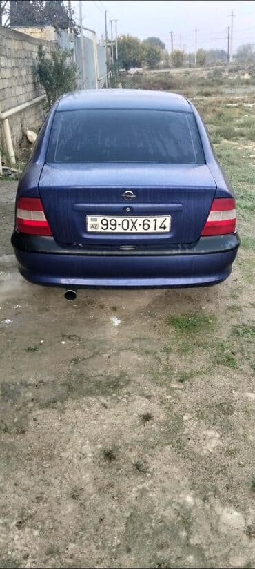 volkswagen tiguan 1 4: Opel sedan – tünd mavi rəngdə, 4 qapılı. Xarici: - Tünd mavi kuzov — 2