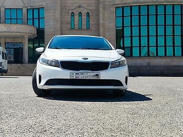 mersedes e klass: Kia Forte – ağ rəngli sedan ili2018 Taxi buraxlışı var Xüsusiyyətlər — 1