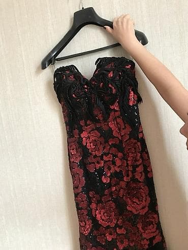 don: Qırmızı güllü payetli gecə libası - Model: çiyinləri açıq, strapless — 3