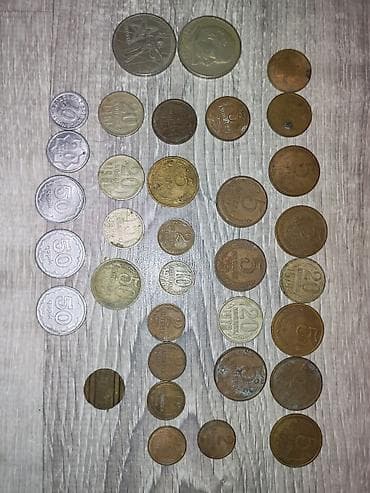 samovar 1870: Sovet dövrünə aid xırda metal pullar toplusu Tərkib: - 2 ədəd iri — 1