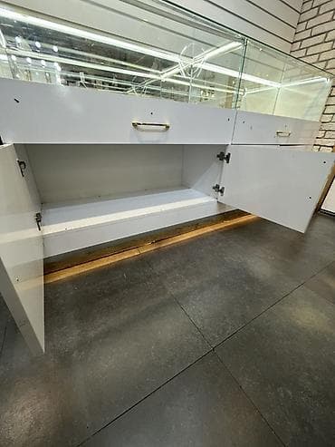 Rəf vitrinləri: Şüşəli dolab vitrini, İşlənmiş — 3