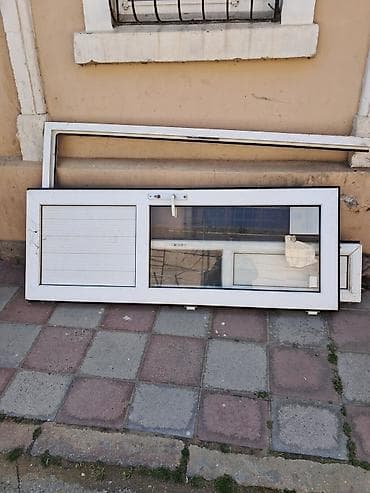 PVC materialdan ağ rəngli pəncərə bloku. - Üç bölməli konstruksiya