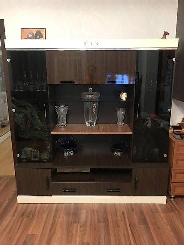 servan: Продается сервант производство Мадейра высота 180см, ширина - 170 см — 1