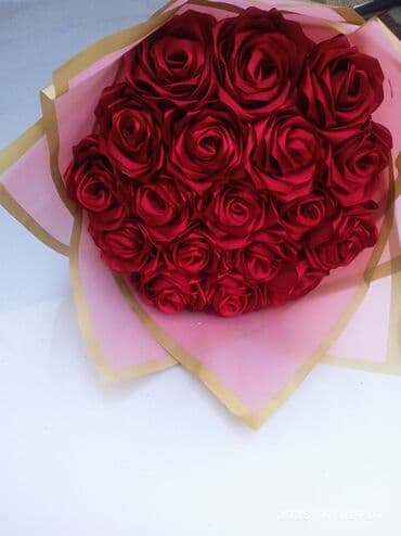 искусственные цветы баку: Qırmızı atlas güllərdən hazırlanmış buket - Material: parlaq atlas — 2