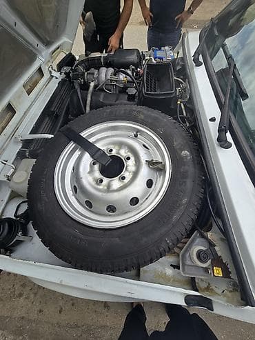 panel: Lada Niva Urban – ağ rəngli, 3 qapılı şəhər/off-road krossoveri — 6