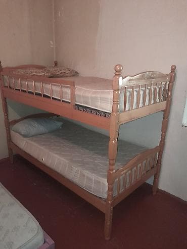 iki mərtəbəli uşaq çarpayısı: Oğlan və qız üçün, İşlənmiş, Çarpayı, Matras ilə, Siyirməsiz, Taxta — 1