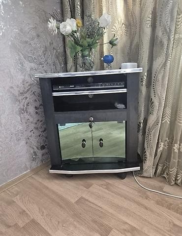 stend: TV stendi və media konsolu - Kompakt ölçülü, təkərlər üzərində — 1